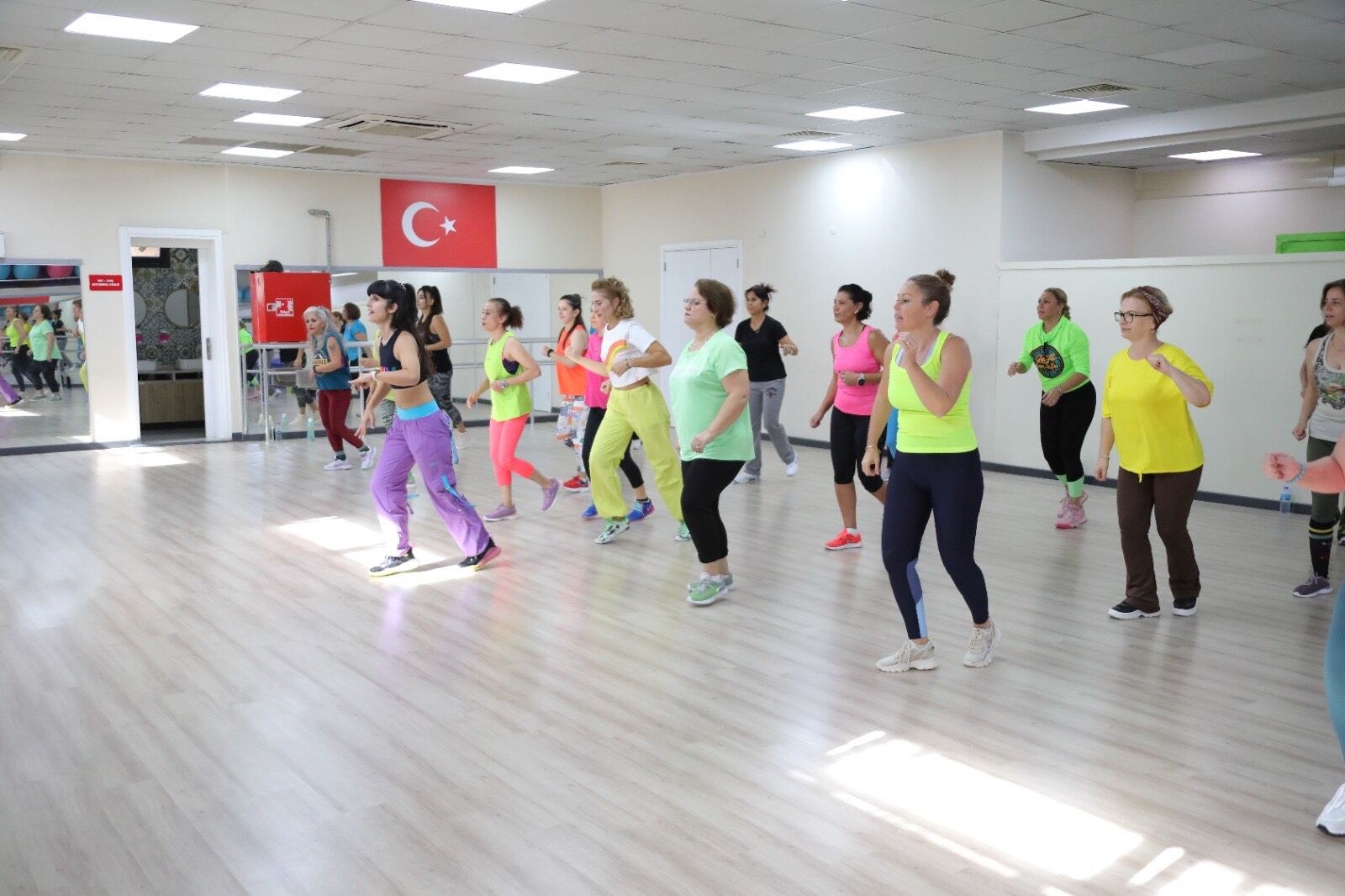 Bayraklı zumba dersi