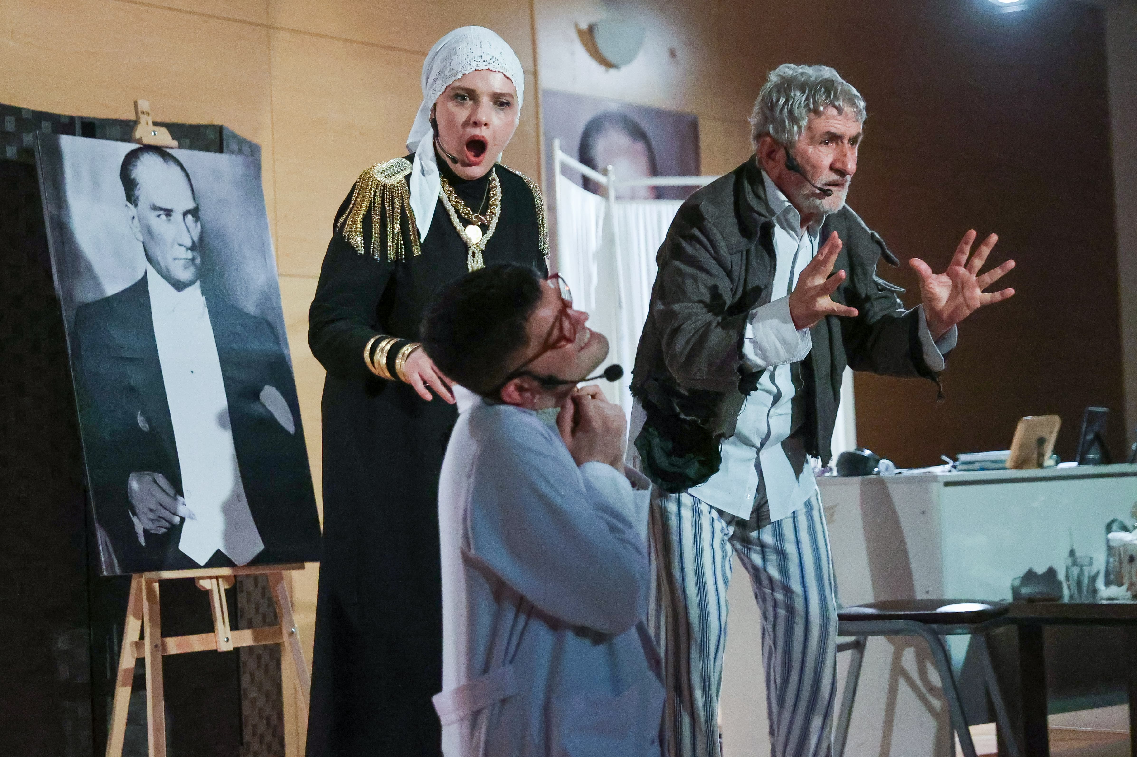 Buca'da Sahnelenen Taksiratli Şekibe Oyunu Izleyenlerden Tam Not Aldı 01