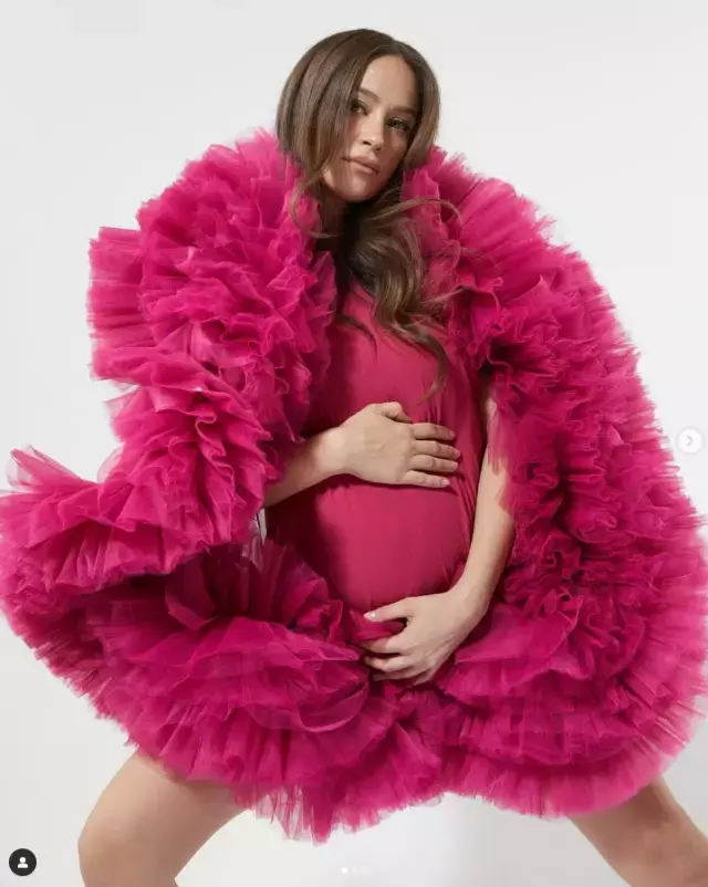 Pembe Elbisesiyle Hamilelik Pozları