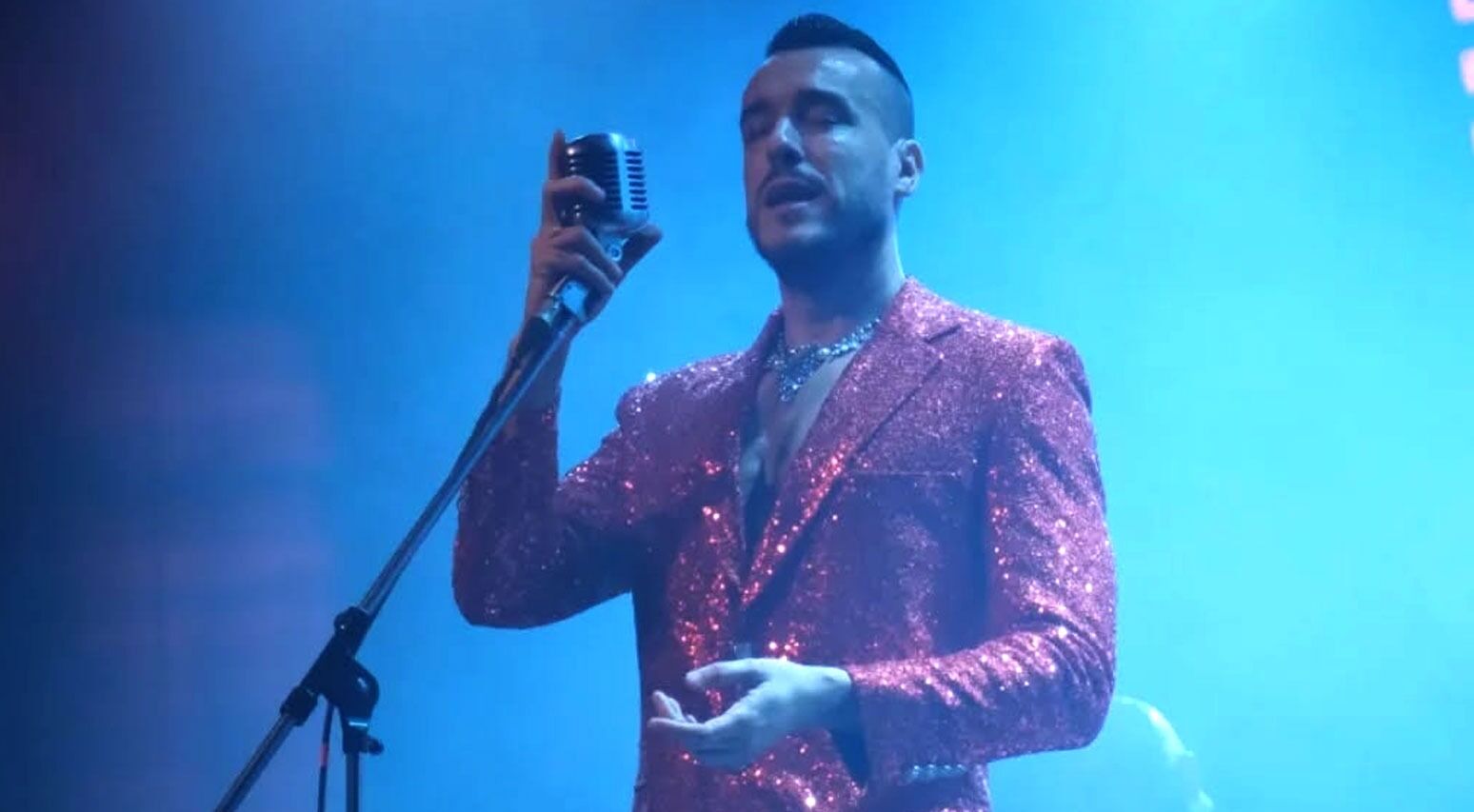 Cem Adrian Izmirde Sevgililer Gunu Ozel Konserinde Kostumuyle Goz Kamastirdi