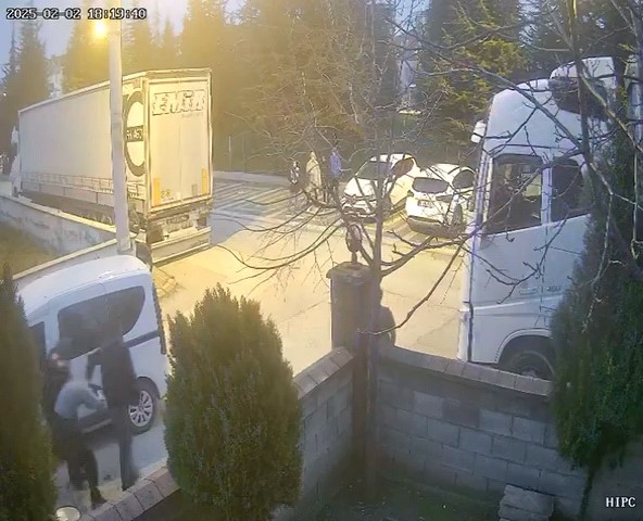 Çöp Atmak Için Çıkan Jandarma