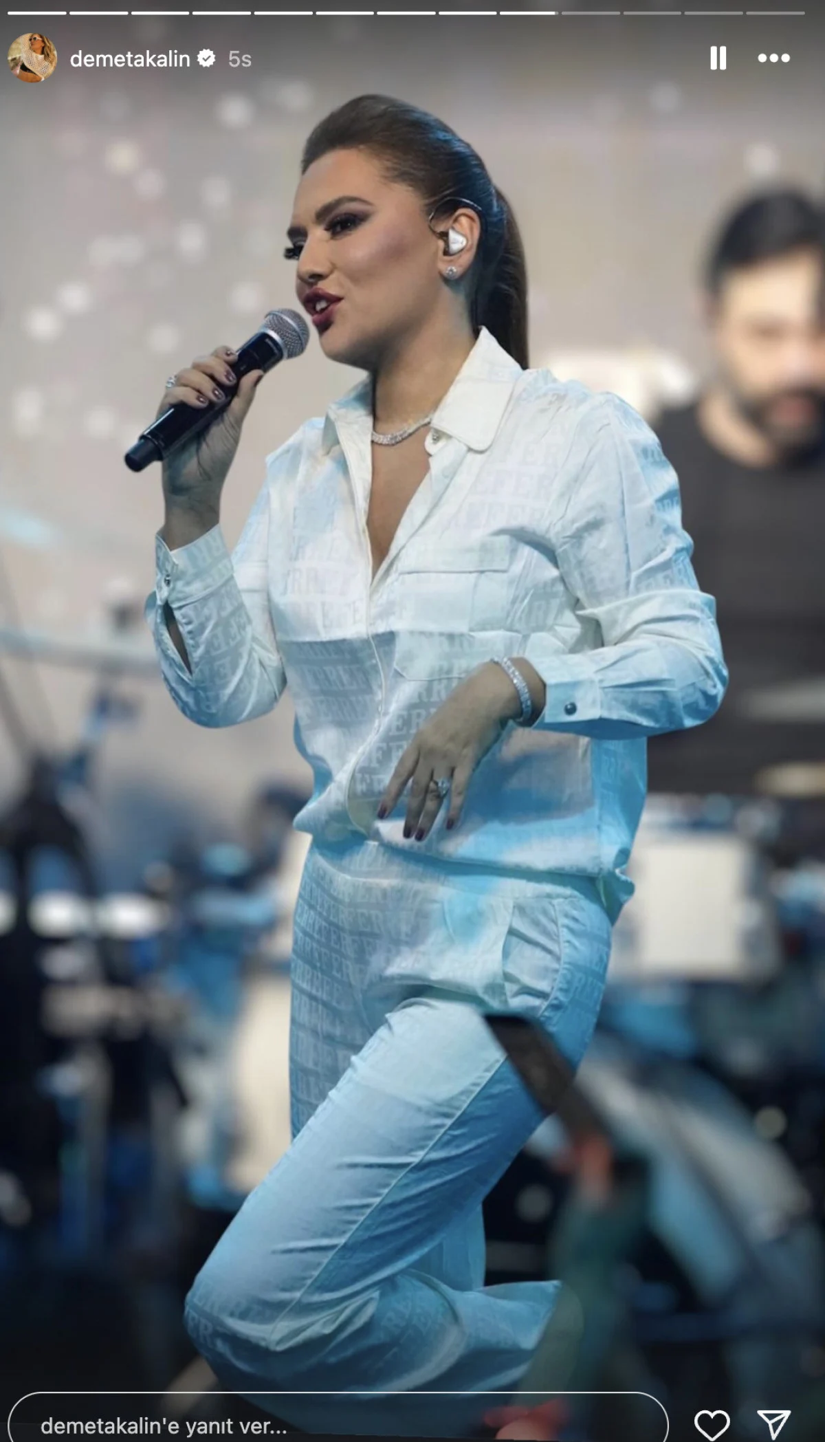 Sahne önesi kıyafet krizi