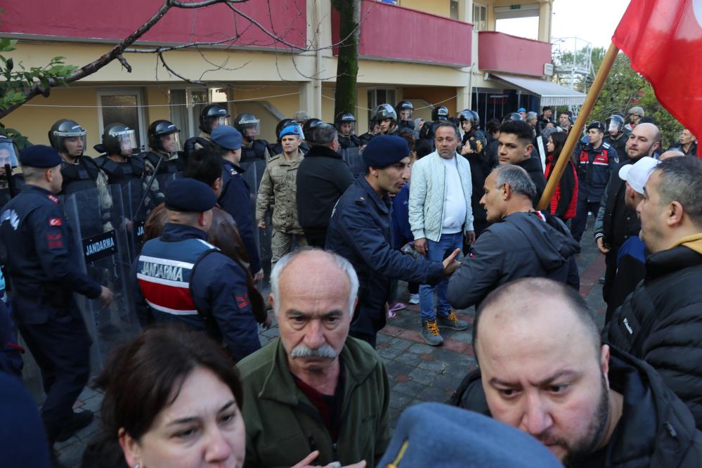 Mühürleme işlemleri esnasında arbede çıktı.