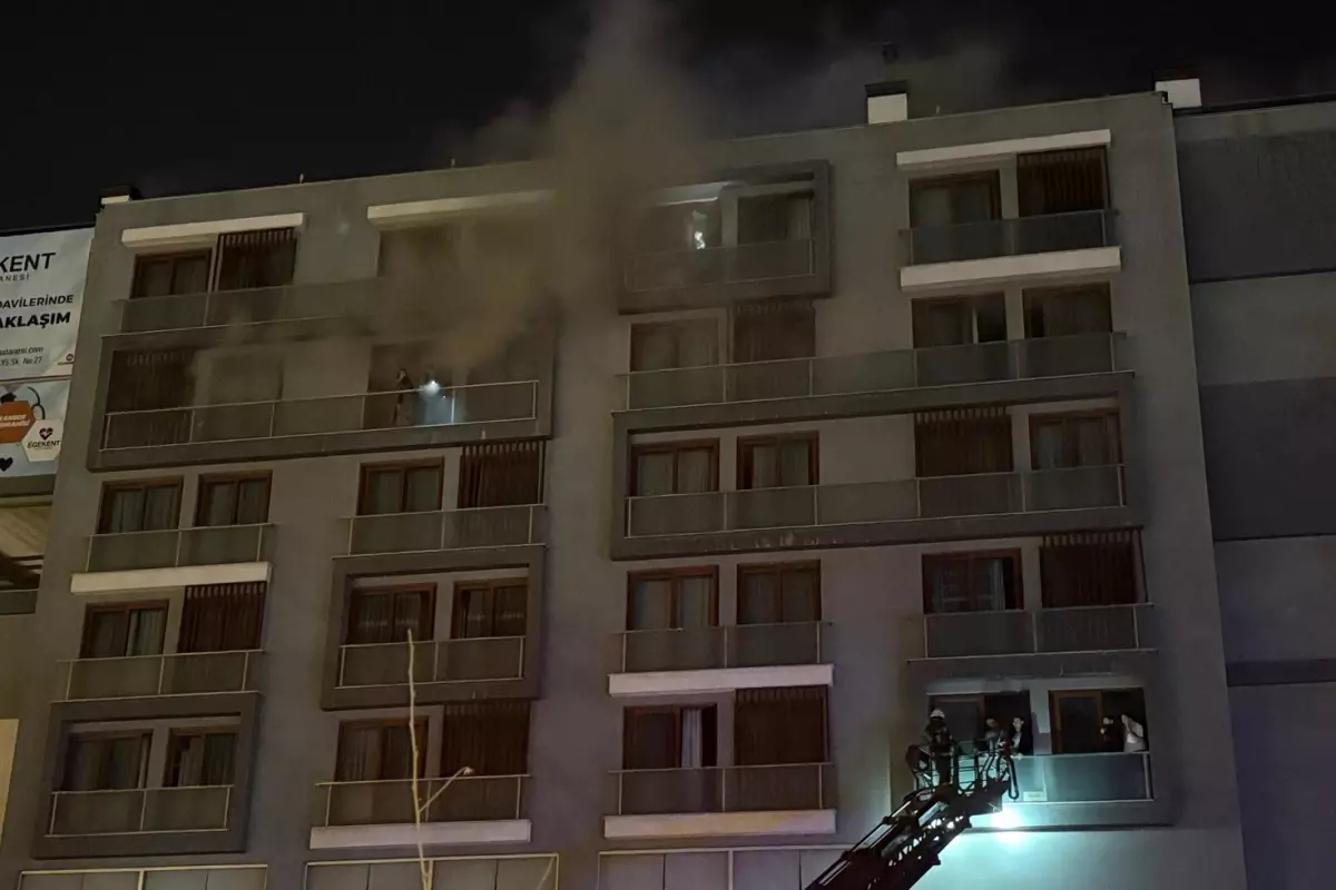 Denizli De 7 Katli Apartmanda Yangin Mahsur