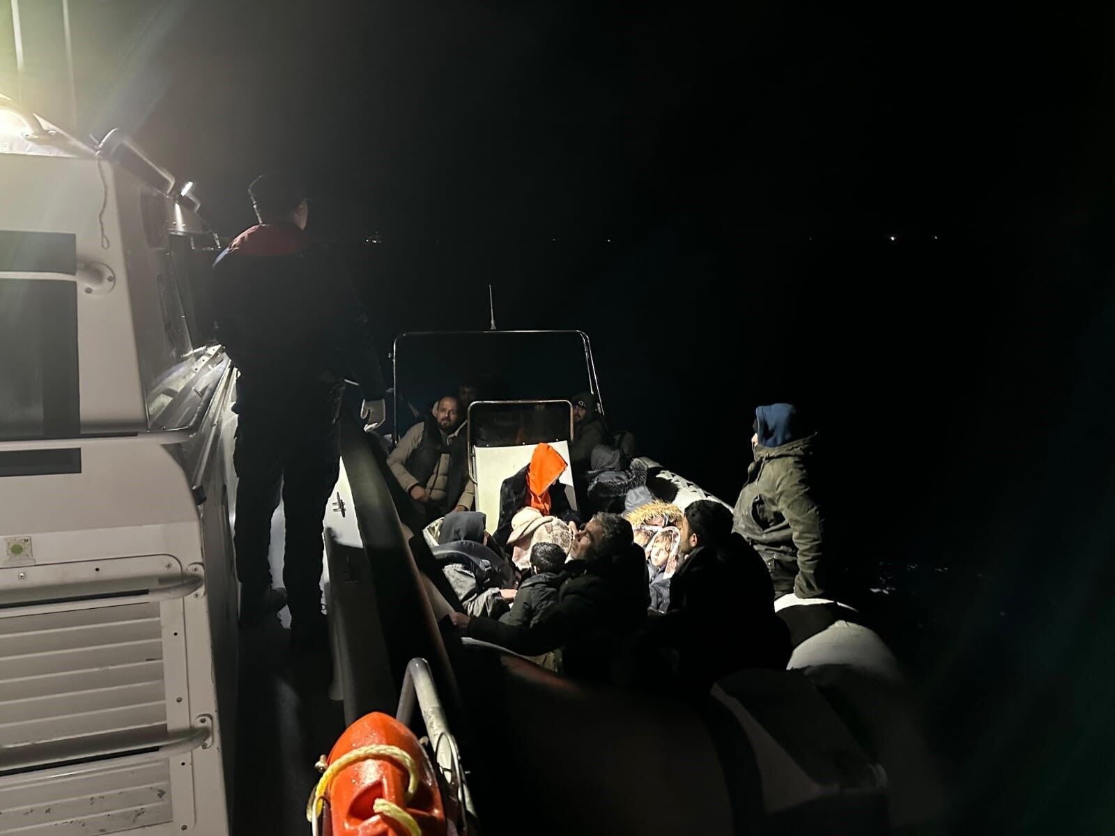 Didim'den Yunanistan'a geçmeye çalışan 19 düzensiz göçmen kurtarıldı. 