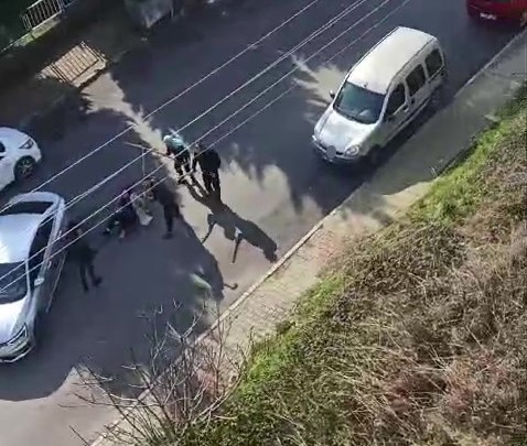 Öfkeli kalabalık, saldırganı linç etmek istedi. Olay yerine hızla intikal eden polis ekipleri, havaya ateş açarak kalabalığı dağıttı ve saldırganı gözaltına aldı.