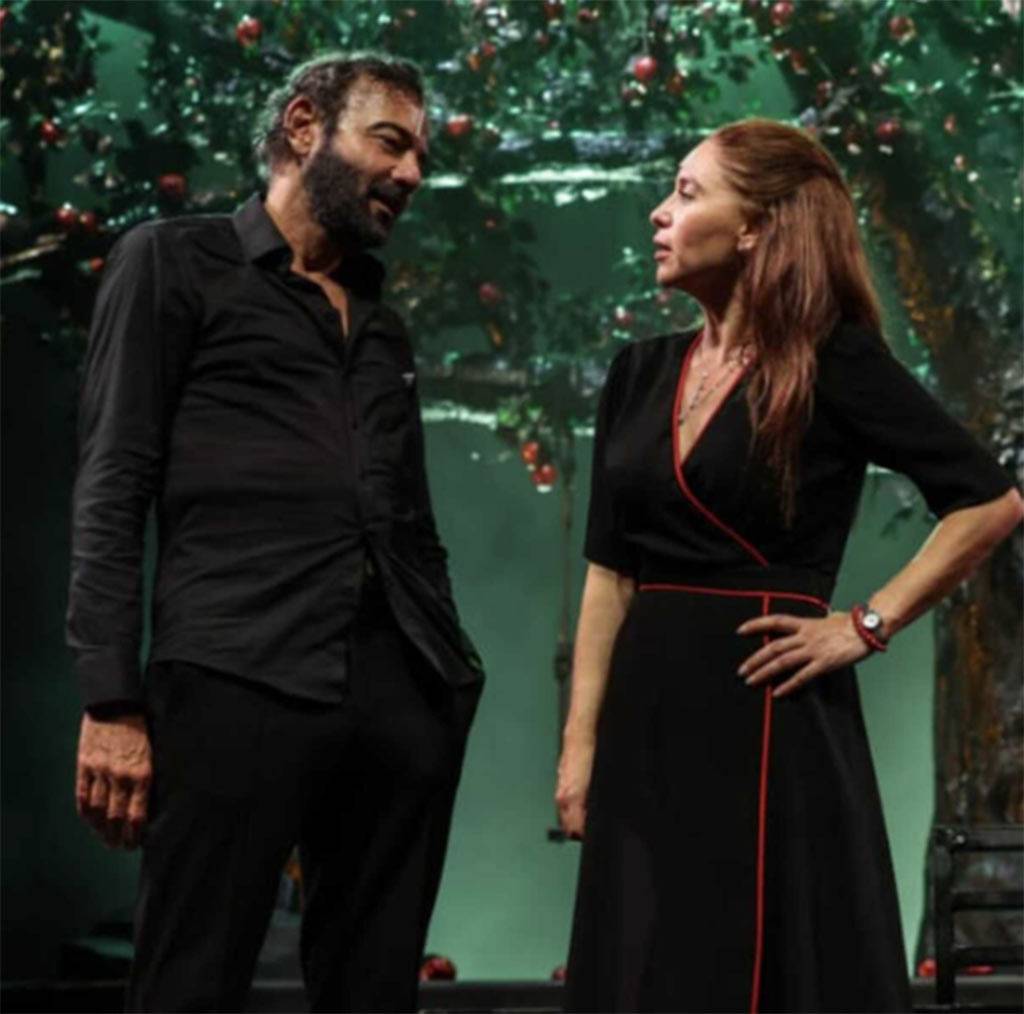 Rol gereği yakınlaşan ikili, zamanla duygusal bir bağ kurarak gerçek hayatta da bir ilişkiye adım attı.