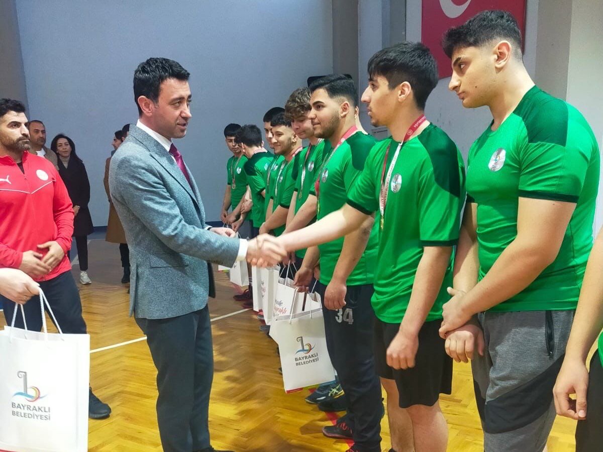 Bayraklı Güreş takımı