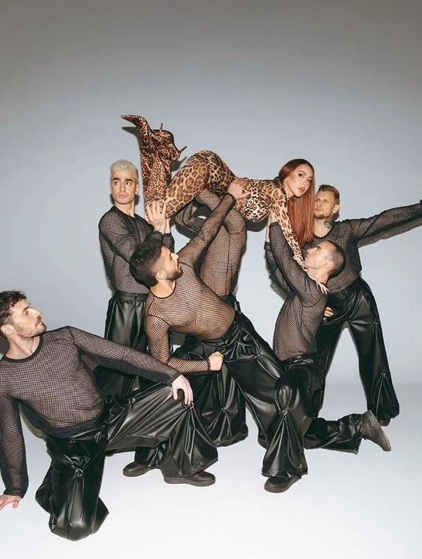 Cesur pozlarıyla gündem yaratan Hadise'nin kareleri, kısa sürede sosyal medya platformlarında viral oldu. Özellikle çok sayıda erkeğin arasında verdiği pozlar, hayranları tarafından büyük ilgi gördü.