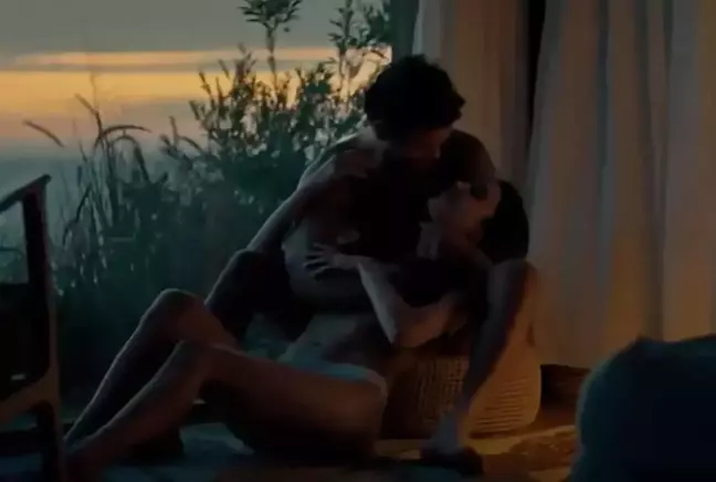 Özellikle Barış Arduç ve Hande Erçel’in birlikte oynadığı sahneler sosyal medya kullanıcıları tarafından yorumlandı.