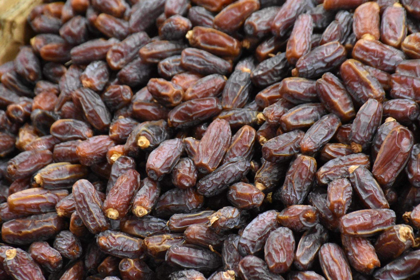 İlk iftar öncesi hurmaya yoğun ilgi