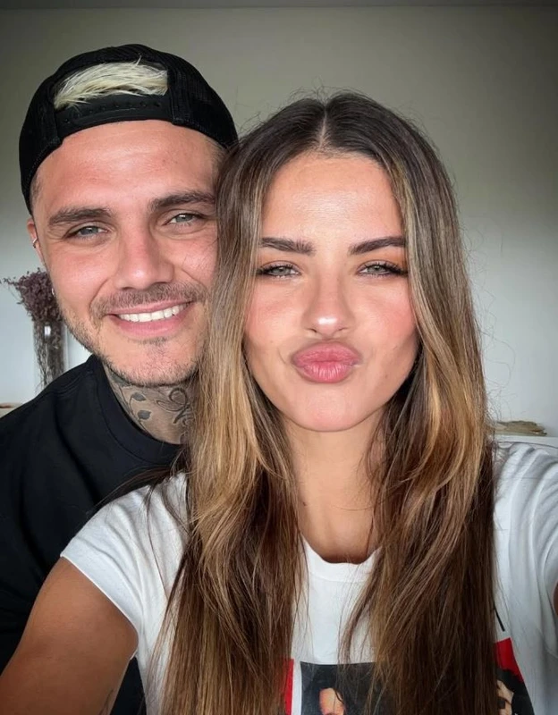 Sosyal medya hesabı üzerinden yaptığı paylaşımla aşkını ilan eden Icardi; “Olmam gereken yerdeyim. En güzel hikayeler beklenmedik anlarda başlar. Kader.” demişti.