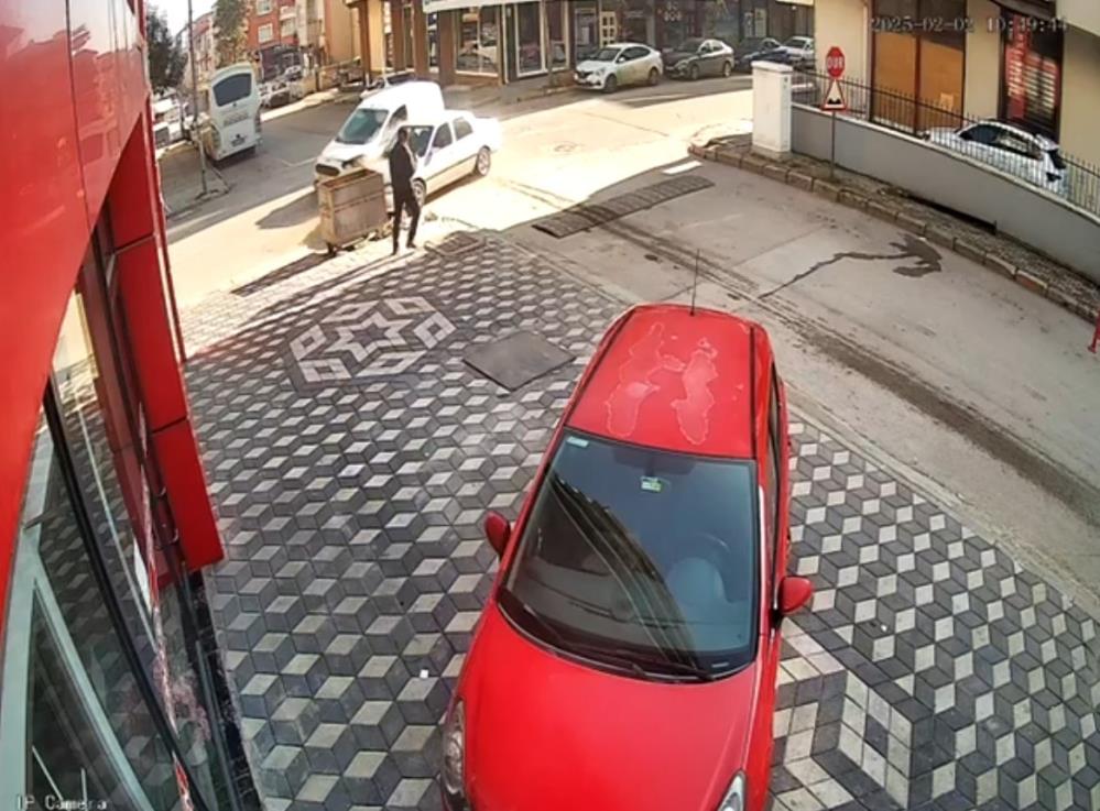 Kaldırımda yürüyen vatandaş ezilmekten son anda kurtuldu.