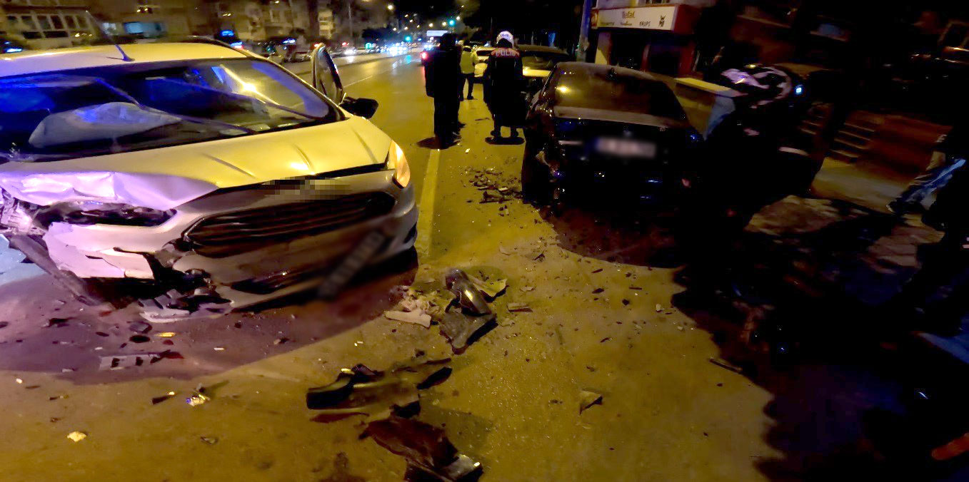 İZSU resmi aracı ile 5 araca çarptı