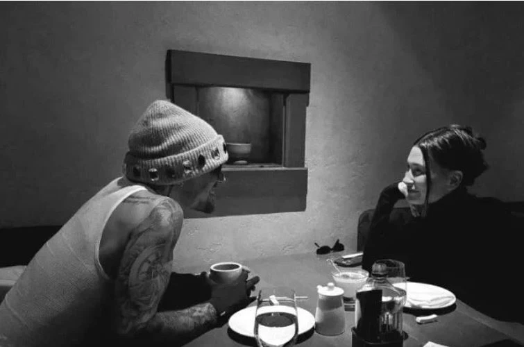 Aynı zamanda Bieber, eşi Hailey Baldwin'in siyah-beyaz bir fotoğrafını paylaşarak, “Tanıdığım ve tanıyacağım en harika kadın” notunu düşerek fotoğraf paylaşmıştı.