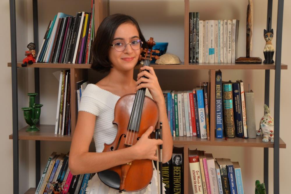 Keman Sanatçısı Laçin Akyol