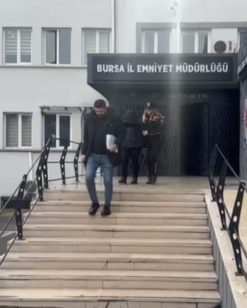 Kendisini Polis Olarak Tanıttı