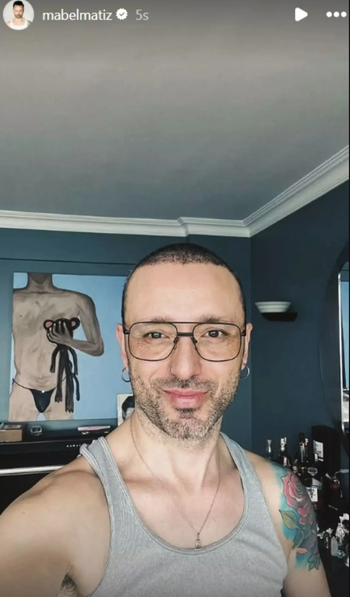 Saçlarını kısacık kestirdi