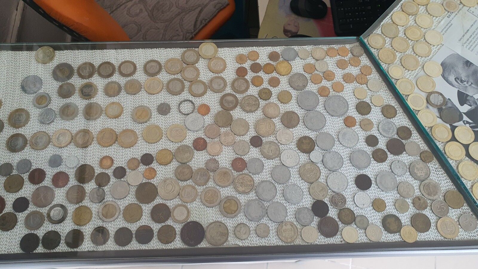 Hem baba mesleğini yapıyor hem de hobisi olan para koleksiyonunu sergiliyor