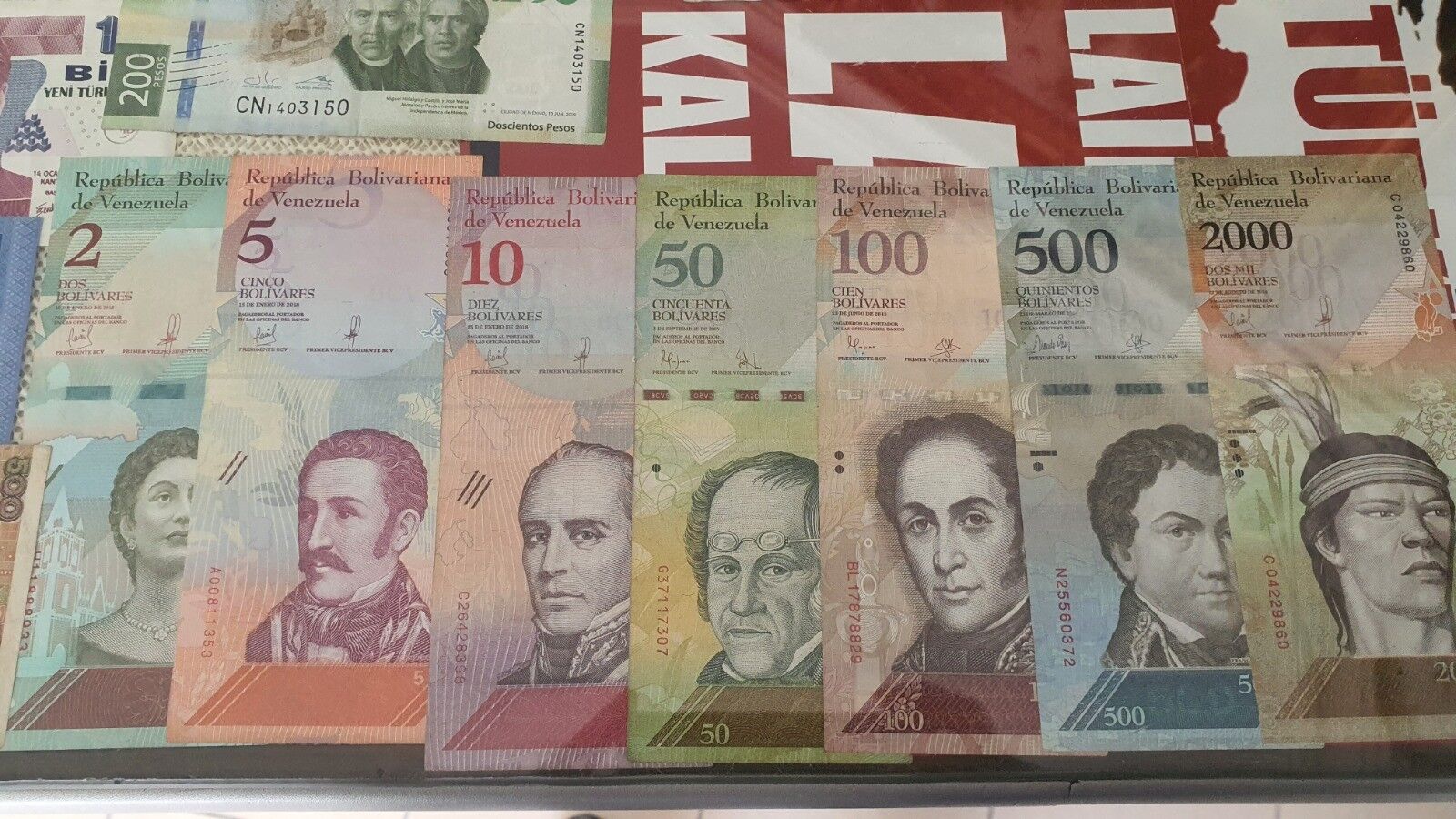 Nostalji fotoğraflar ve para koleksiyonu bir arada