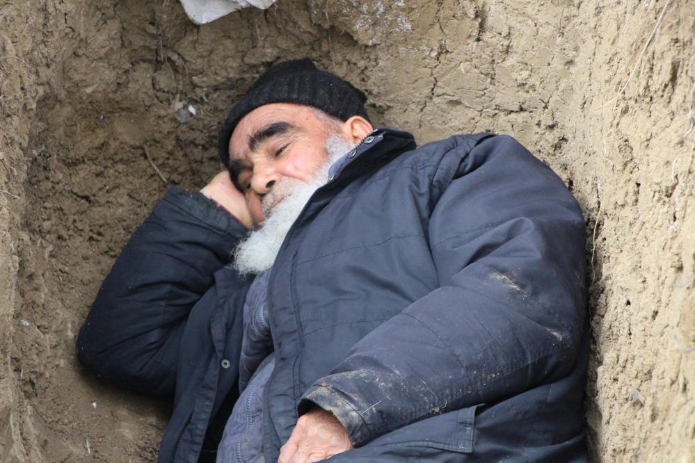 Mezarını kendi elleriyle hazırladı