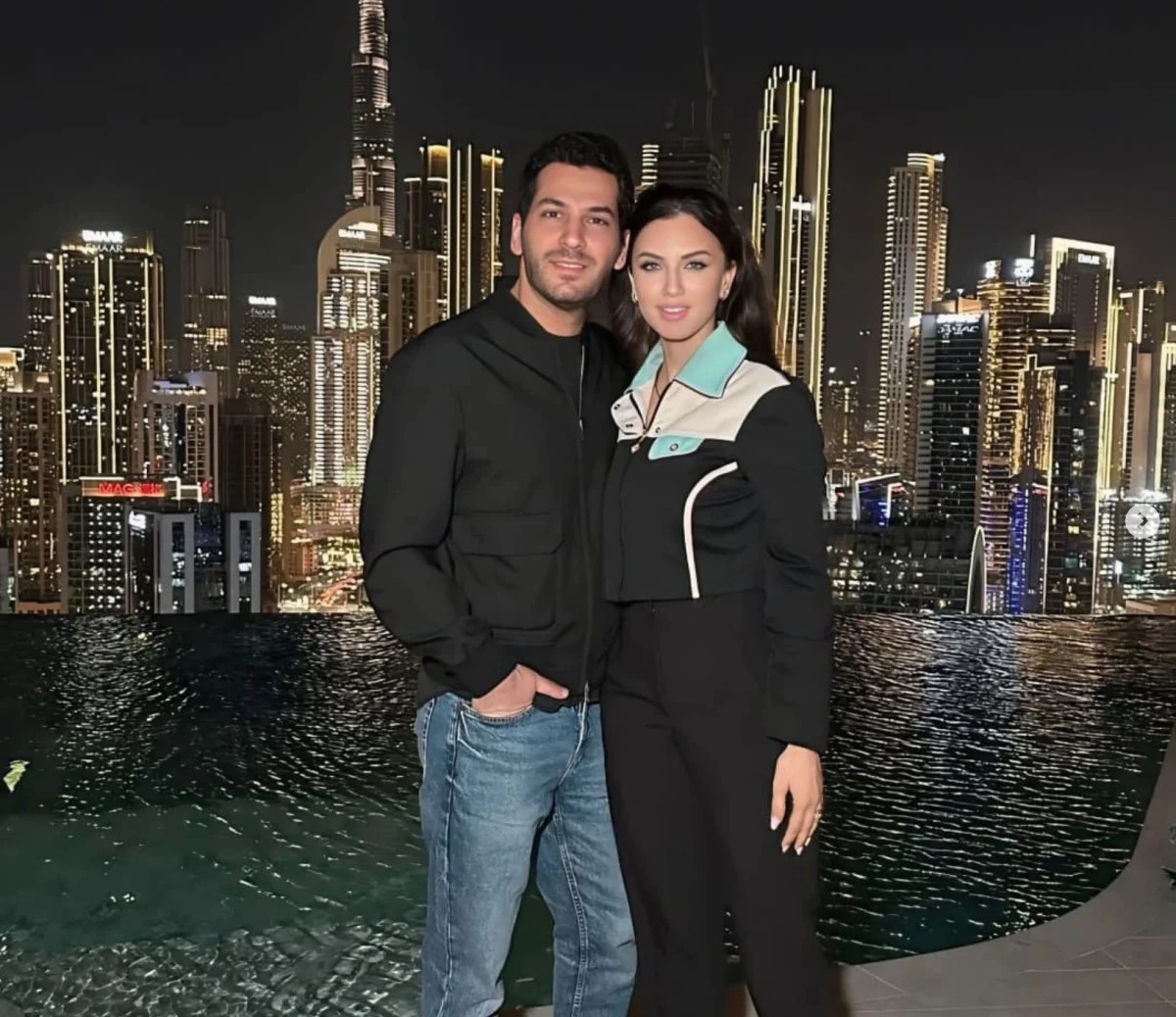 Tatilden romantik anlarını sosyal medyada paylaşan çift, takipçileri tarafından beğenildi.