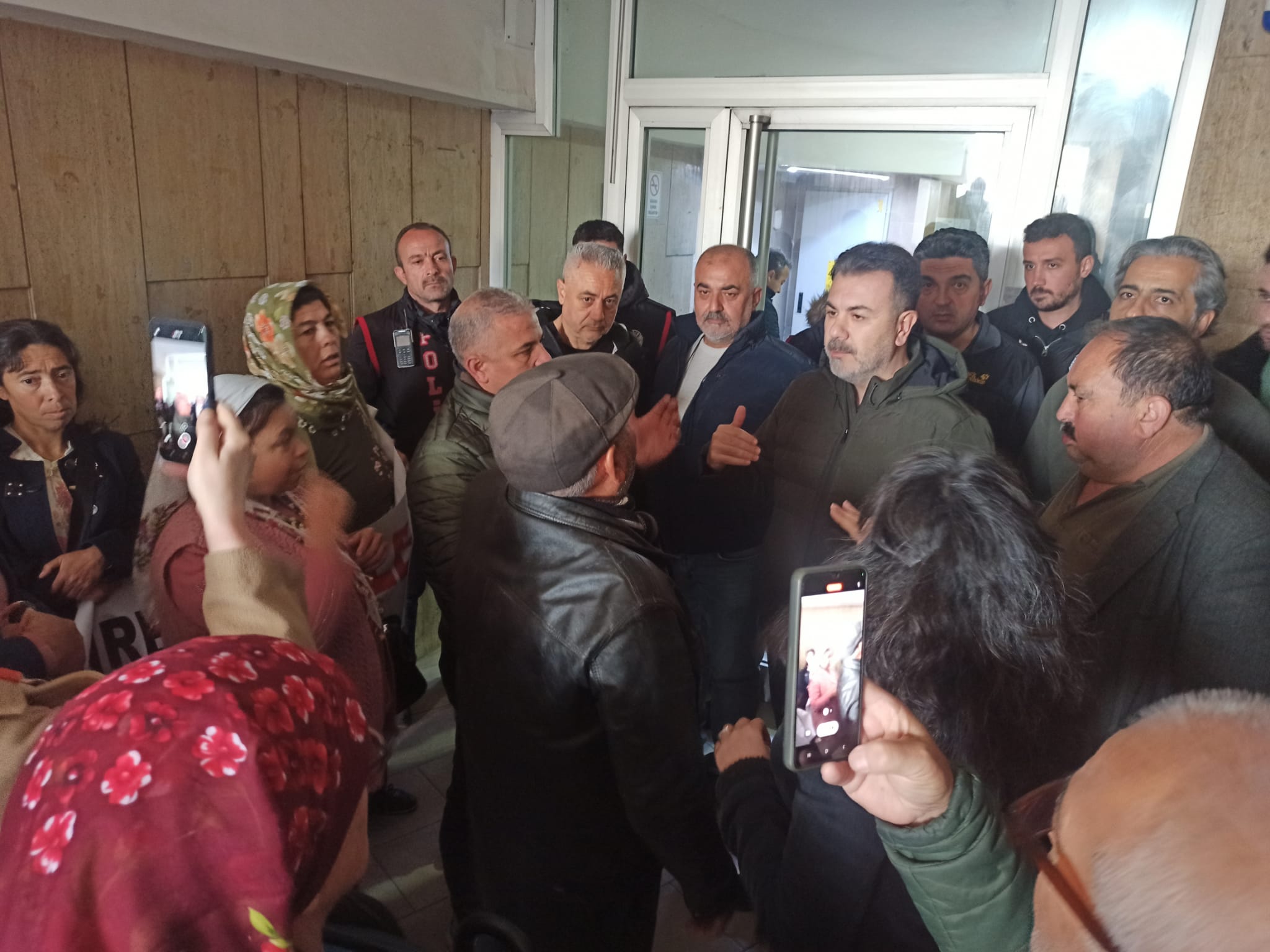 polisle karşı karşıya geldiler