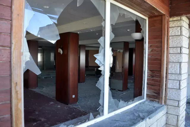 Otelin Camları Kırıldı