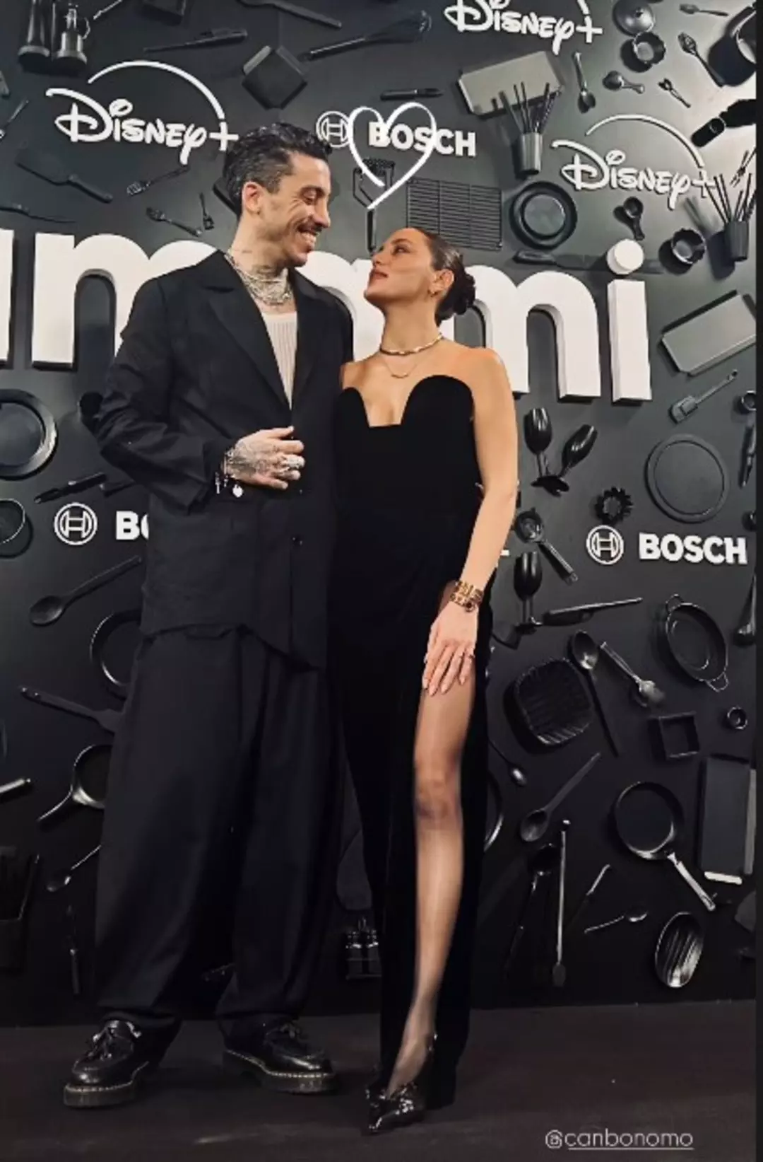 2018 yılında Can Bonomo ile dünyaevine giren Karayel, 19 Nisan 2021'de ilk çocuğunu kucağına almıştı.