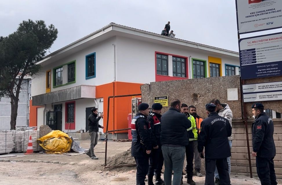 Paralarını Alamayınca Çatyıya Çıktılar