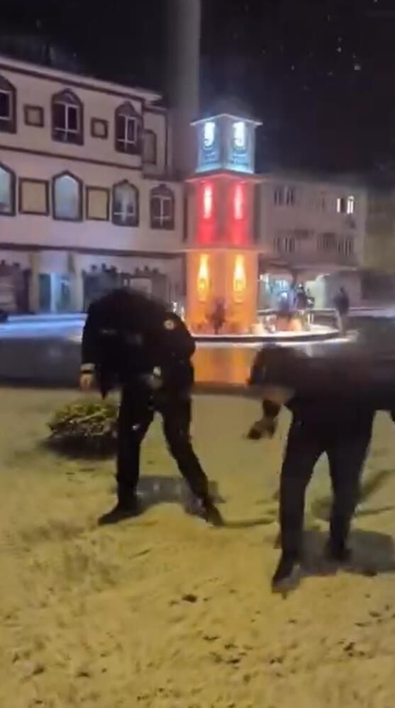 Polislerden Çocuklara Sıcak Yaklaşım