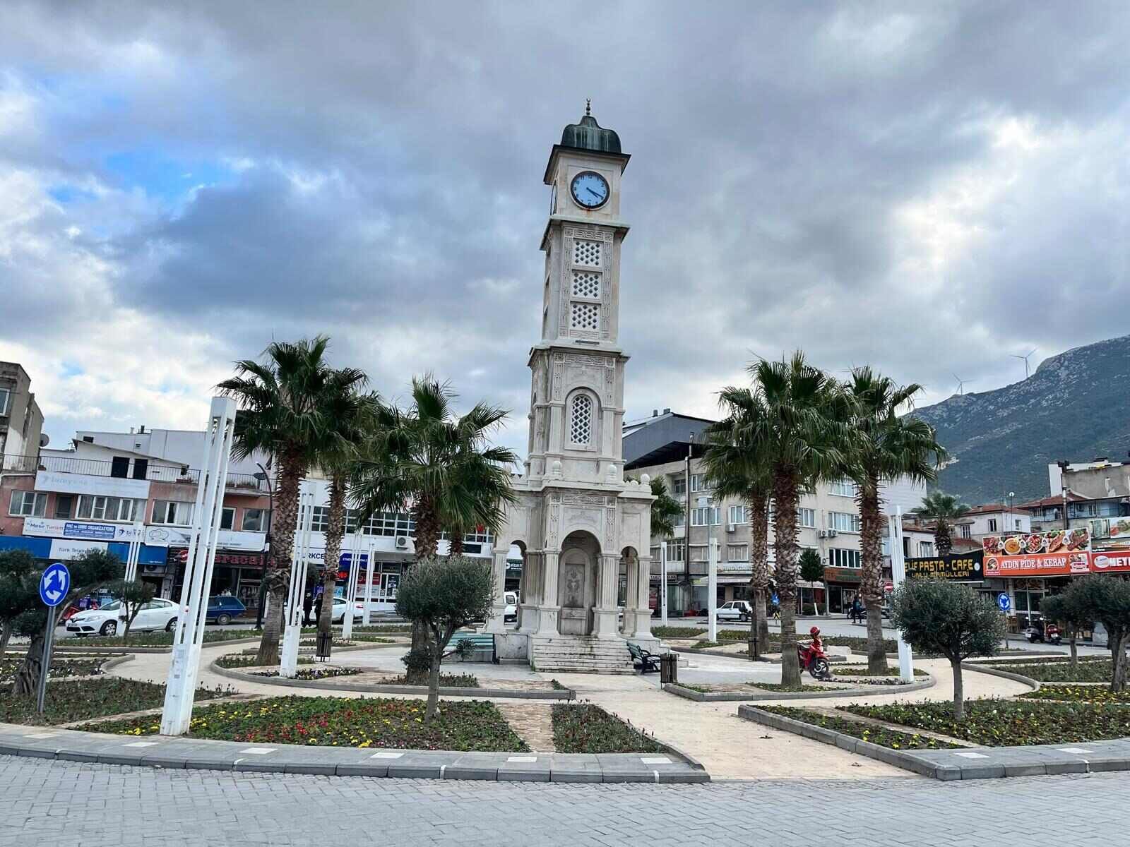 Saat Kulesi Meydanı