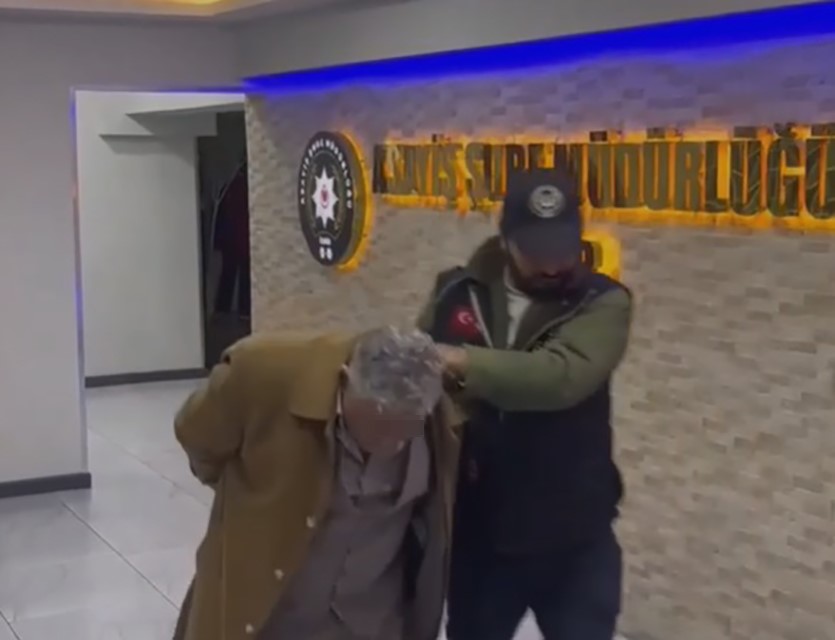 Sahte Kadınprofiliaçıp Dolandırdı