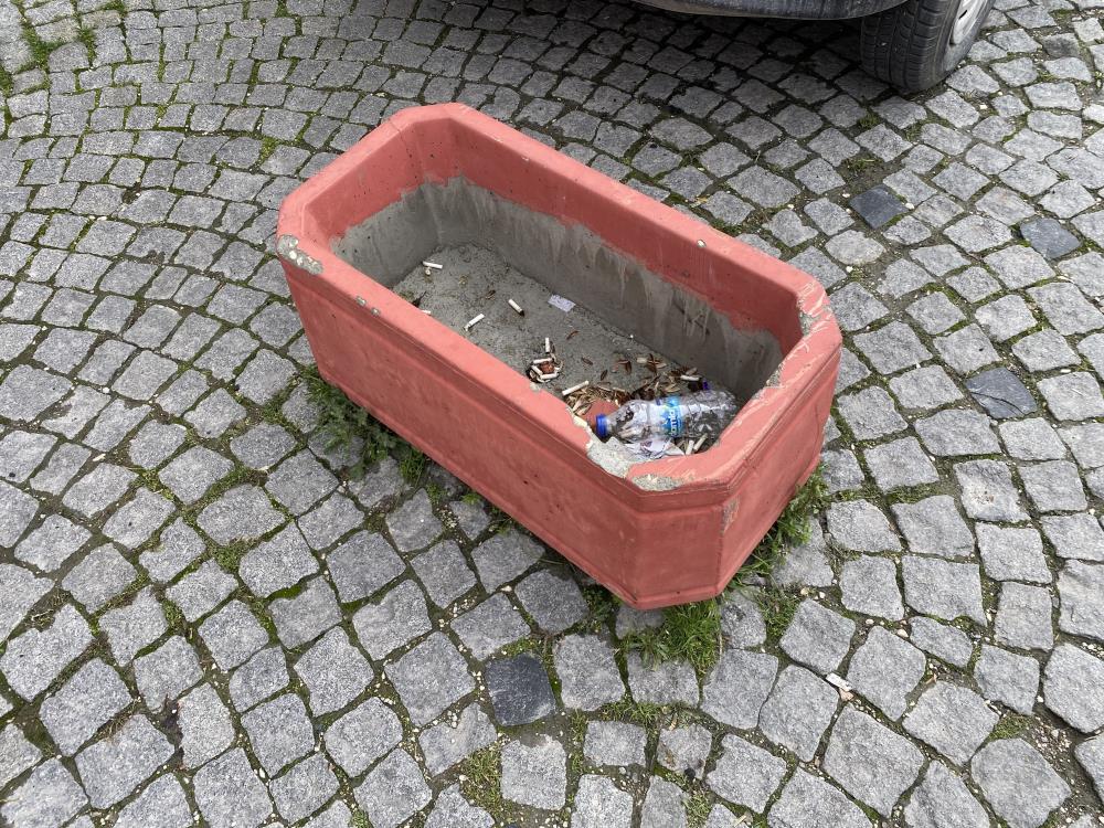 Saksılar Çöp Kutusuna Dönüştü