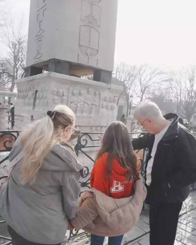 İstanbul’un tarihi ve turistik mekanlarını ziyaret eden Subaşı, tatil anlarını Instagram hesabı üzerinden paylaştı. Subaşı'nın paylaşımları, takipçileri tarafından yoğun ilgiyle karşılandı.