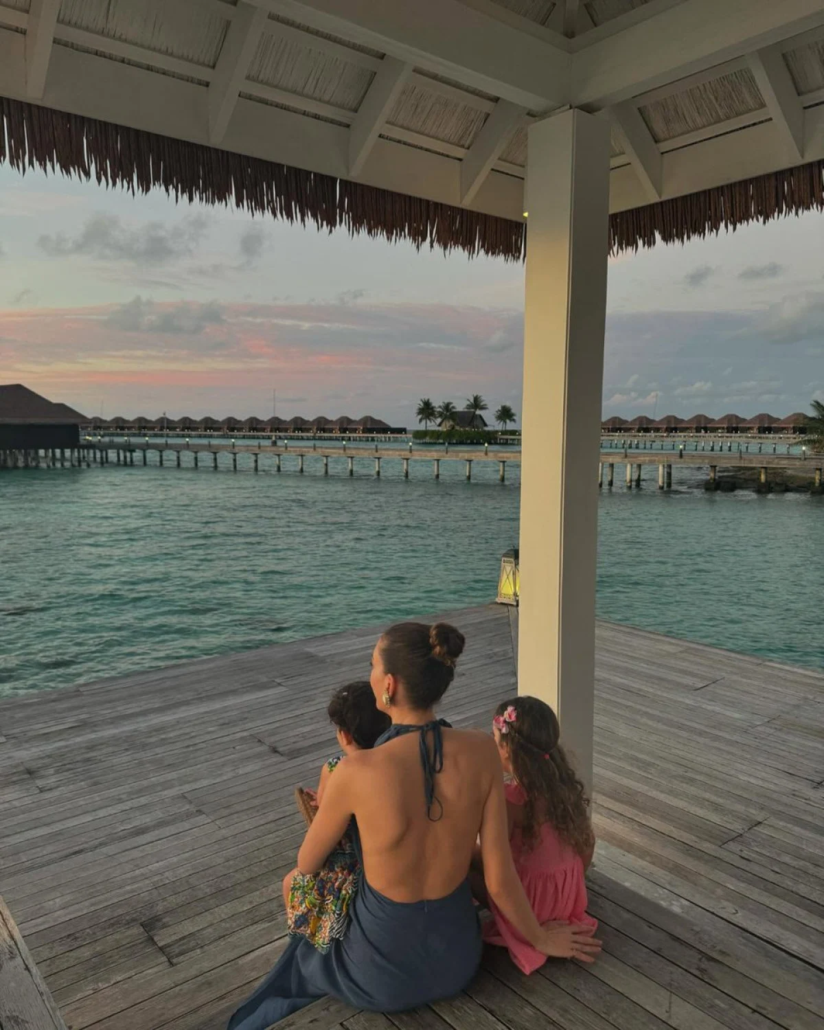 Tatilden renkli kareler paylaşan Kobal, Instagram hesabında kızları Lalin ve Leyla ile birlikte çektirdiği fotoğrafları takipçileriyle buluşturdu.