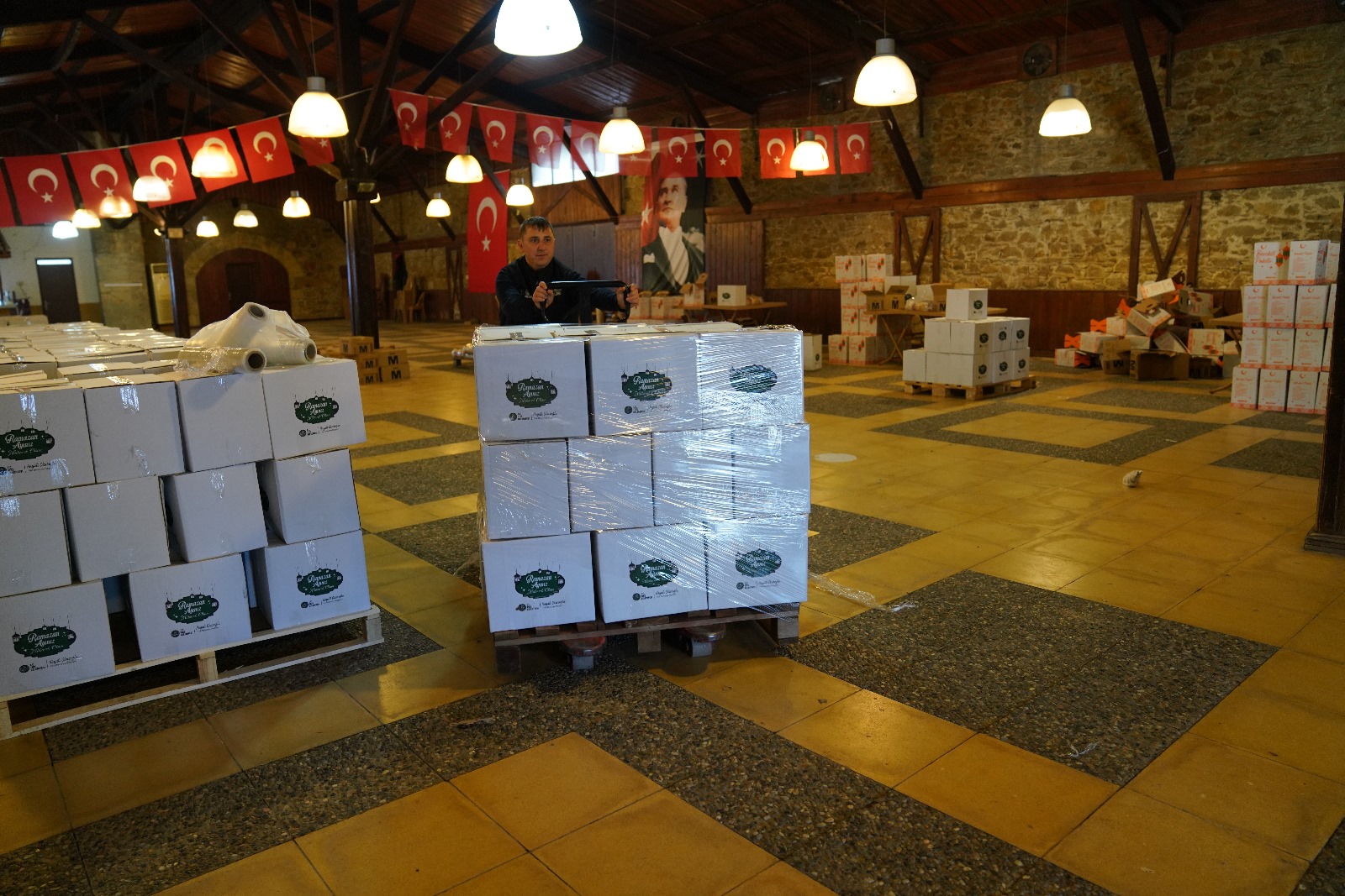 Tire Belediyesinden Ihtiyaç Sahiplerine Ramazan Pakedi Desteği (1)