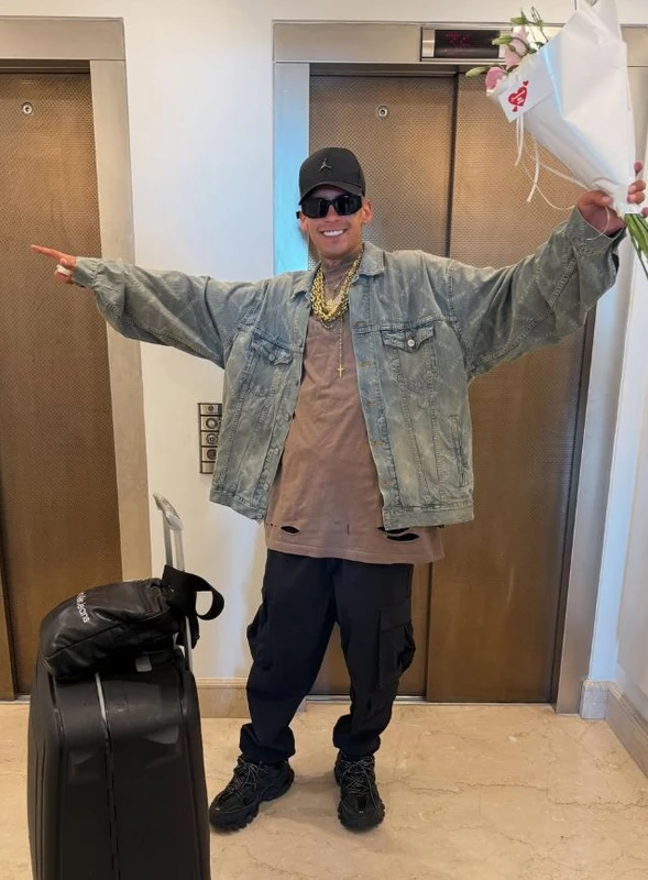 Ayrıca, makyajsız halini bile beğenerek ona cesaret verdiğini belirten ünlü model, "Bana sadakatin paradan daha değerli olduğunu öğrettin" diye açıklamada bulundu.