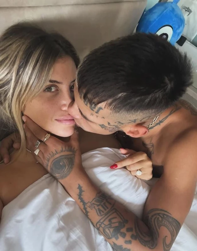 Nara’nın, L-Gante ile yatakta dudak dudağa çekilmiş fotoğraf dikkatleri üzerine çekti. Bu romantik karelerin altına yazdığı duygusal mesajlar, hayranları tarafından yoğun bir şekilde yorumlandı.