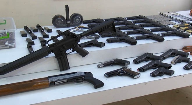 Yasadışı silahlar ve yasaklı madde ele geçirildi