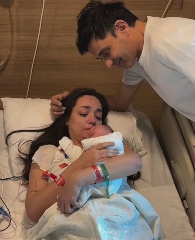 "Hoş geldin Atlas" diyerek müjdeli haberi sevenleriyle paylaştı. Elçin ve Bayat’ın oğulları Atlas ile çekildikleri ilk fotoğraf, sosyal medya platformlarında büyük yankı uyandırdı.