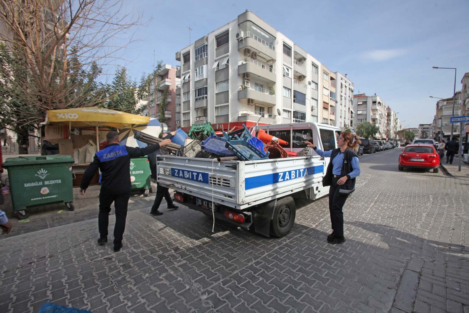 İzmir Karabağlar’da kaldırım işgalleri son buluyor