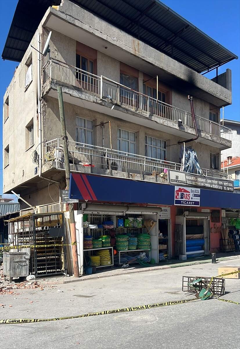 İzmir Menderes’te kuvvetli rüzgar çatı katındaki duvarı yıktı, otomobil ezildi!