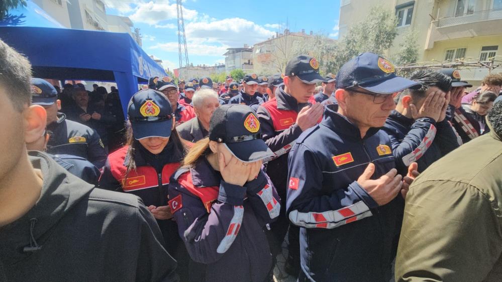 Aile Yangında Hayatını Kaybeden Anne Ve 2 Çocuğu Son Yolculuğuna Uğurlandı