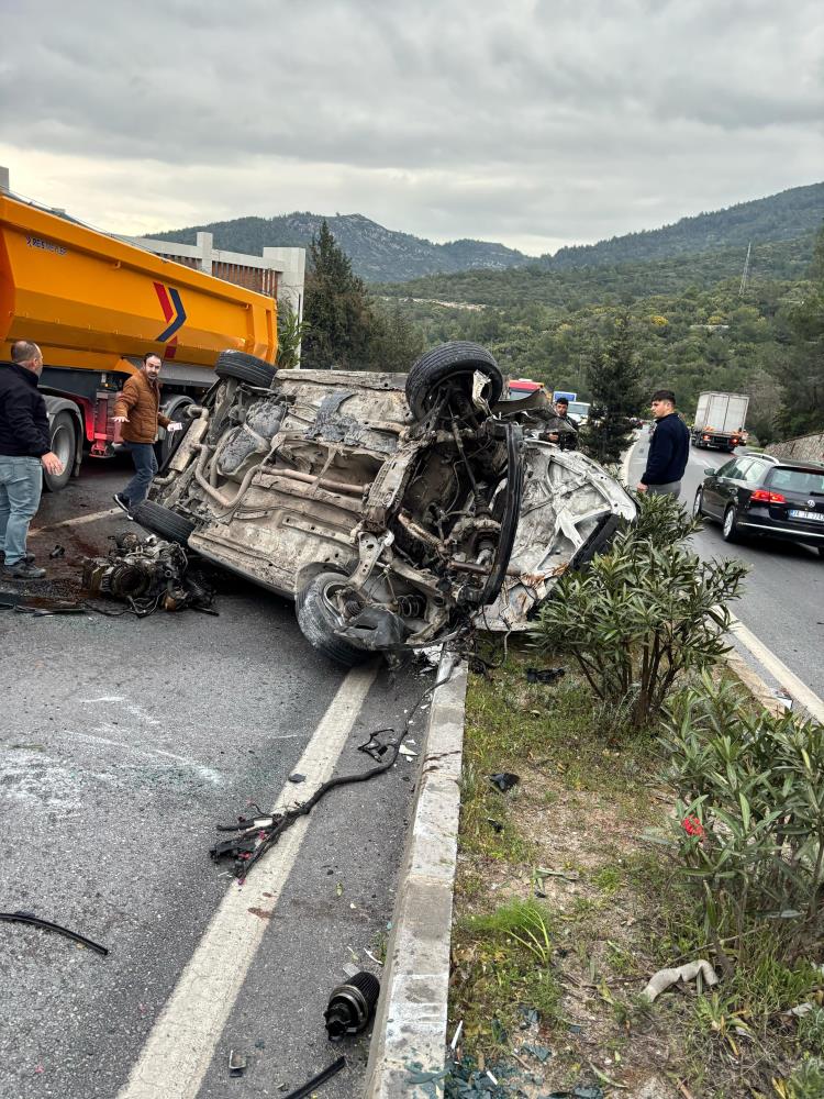 Alamadı, Karşı Şeride Geçerek Taksiye Çarptı