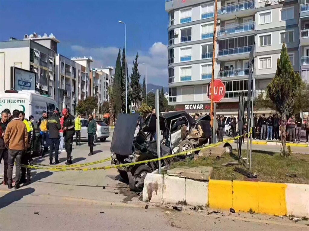 Ana Yola Kontrolsüz Çıkan Otomob