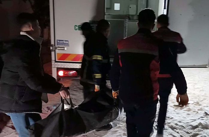 Cenaze savcının incelemesinin ardından morga kaldırıldı