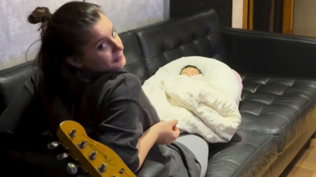 Kızını Ayağında Sallayarak Uyuttu