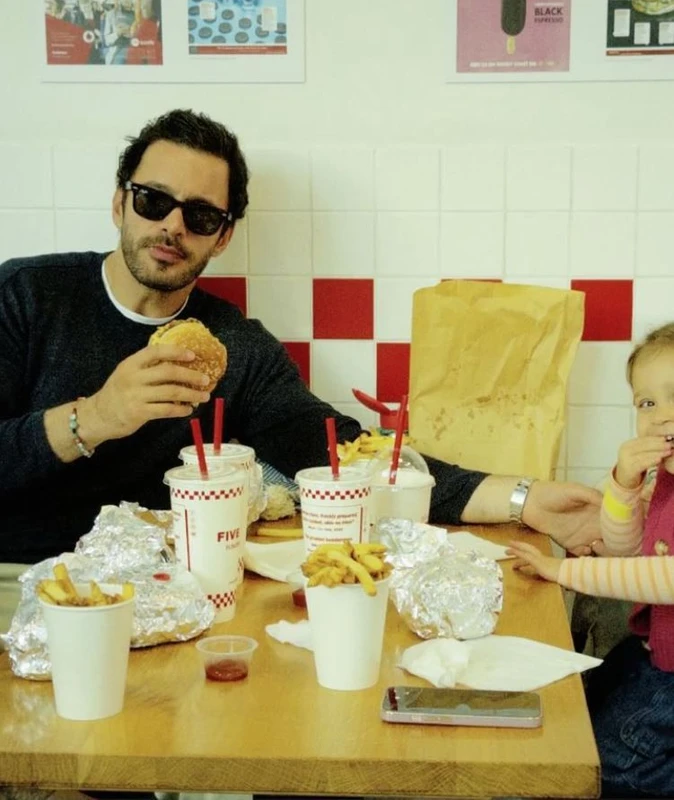 Baba kızın hamburger keyfi