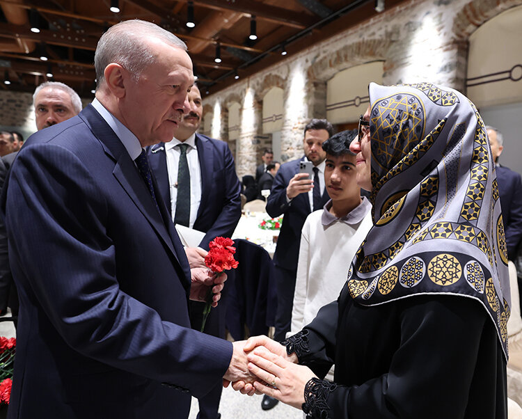 Cumhurbaşkanı Erdoğan şehit aileleri ve gazilerle iftarda buluştu.